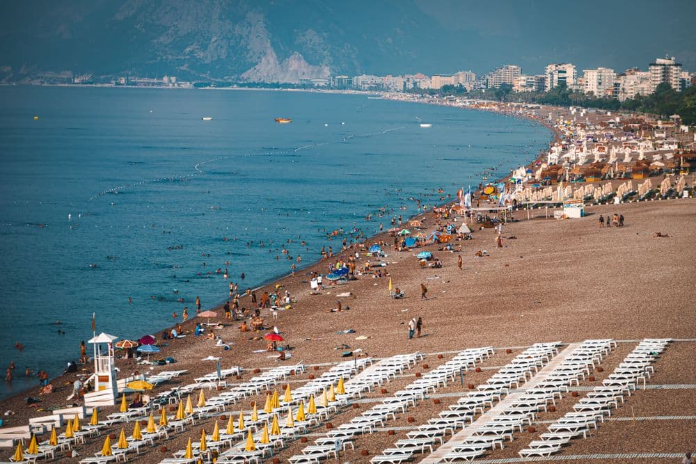 Het strand van Antalya met bergen langs de kust